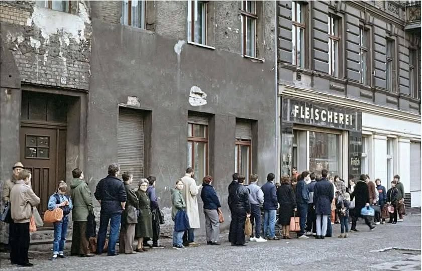 1986, Восточный Берлин, очередь за мясом под обшарпанными стенами

сегодня эти старики и их дети вновь голосуют за ГДР

и мы все напрасно недооцениваем разрушительную силу русского совка

если русские оккупанты сумели научить врать, воровать, лениться, мусорить, халтурить и всем