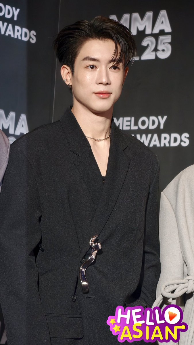 PJ-LEON PIDE-NEW กับลุคสุดเท่ เดินพรมดำ LMMA2025 

GELBOYS LINE MELODY AWARD
#LMMA2025xGELBOYS
#LINEMELODYMUSICAWARDS2025 
#LMMA2025
#PIDEmonthapoom #NEWCHAYAPAK
#PJmahidol #LEONBROCCO