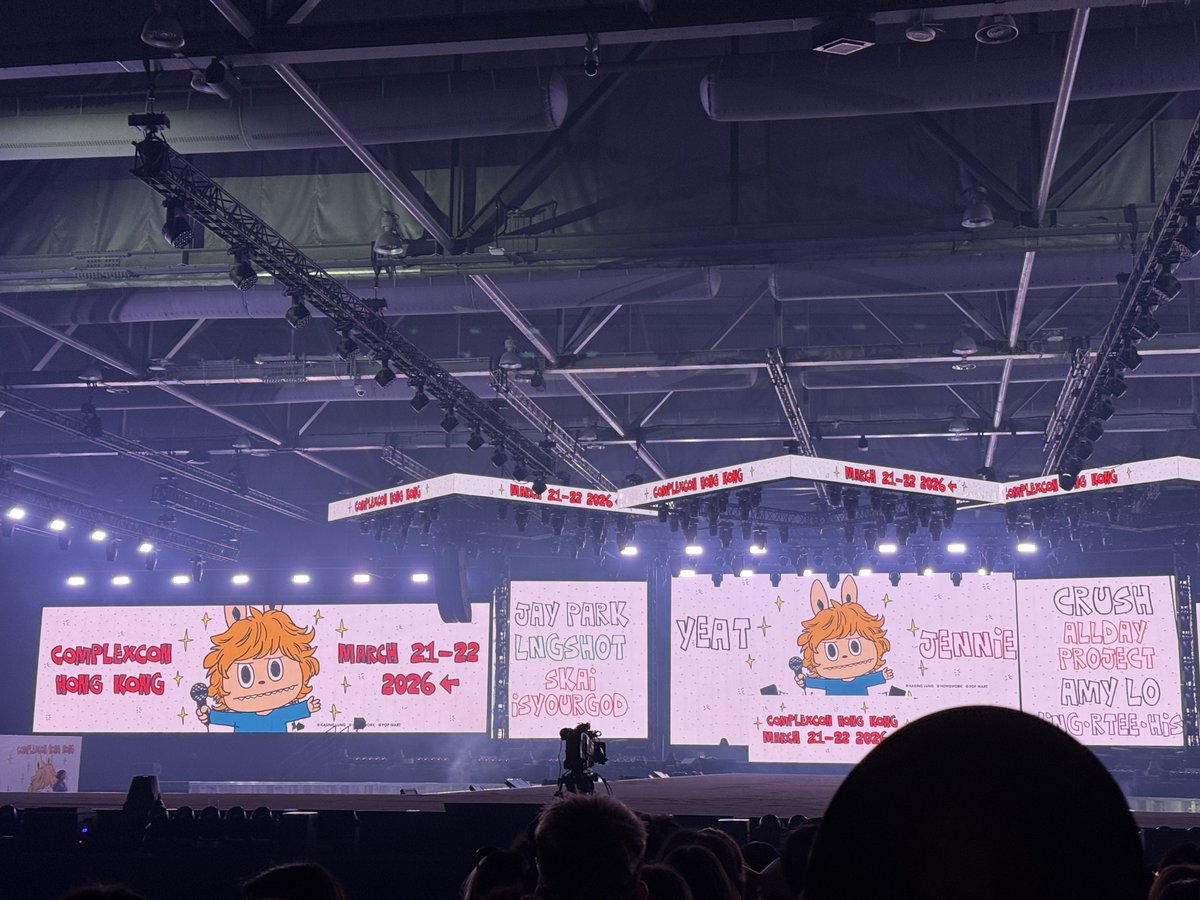 เวที ComplexCon ตอนนี้ผู้ชมได้เข้าฮอลกันแล้ว ส่วนเจนนี่มีกำหนดจะขึ้นแสดงคนสุดท้ายปิดงานประมาณ 3ทุ่มไทย วันนี้มารอดูเพอร์ฟอร์มของเจนนี่กันนะคะ