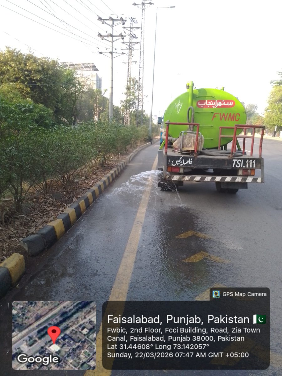 fwmc1139's tweet photo. فیصل آباد ویسٹ مینجمنٹ کمپنی عیدالفطر کے دوسرے روز بھی شہریوں کو صاف ستھرا ماحول فراہم کرنے کیلئے پرعزم۔
ستھرا پنجاب کا عملہ عملہ سڑکوں کی دھلائی اور پانی کے چھڑکاو میں مصروف عمل
#ستھراپنجاب 
#EidUlFitr 
#Roadwashing 
@SuthraPunjabPK 
@commissionerfsd 
@MaryamNSharif https://t.co/BIOi3UXPke