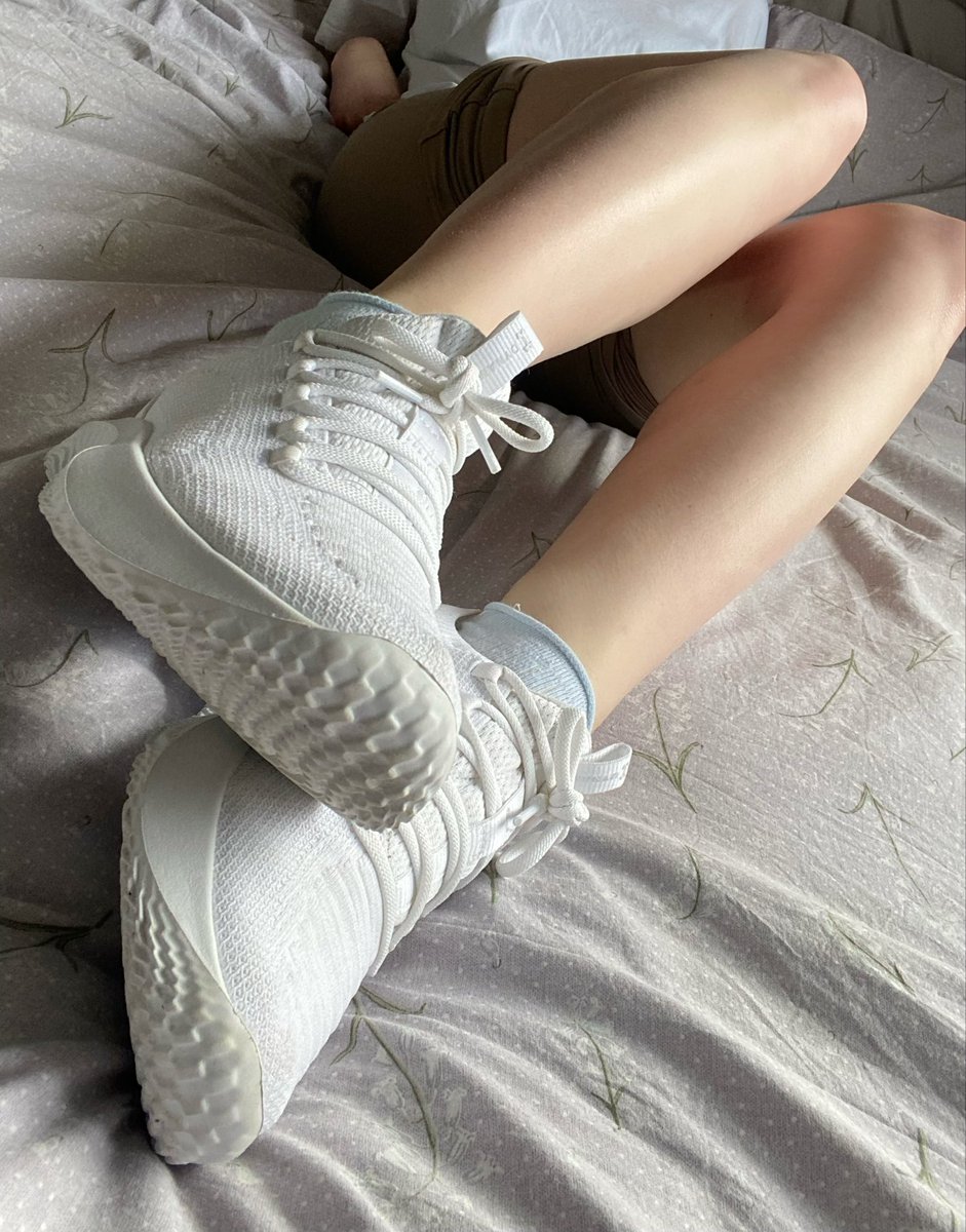 elfyfeet tweet media
