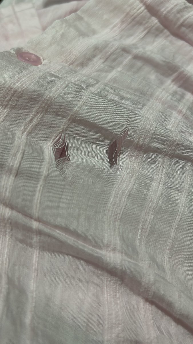 baju lebaranku uda robek awowkwkkw (terlalu aktif ngerampok jajan)