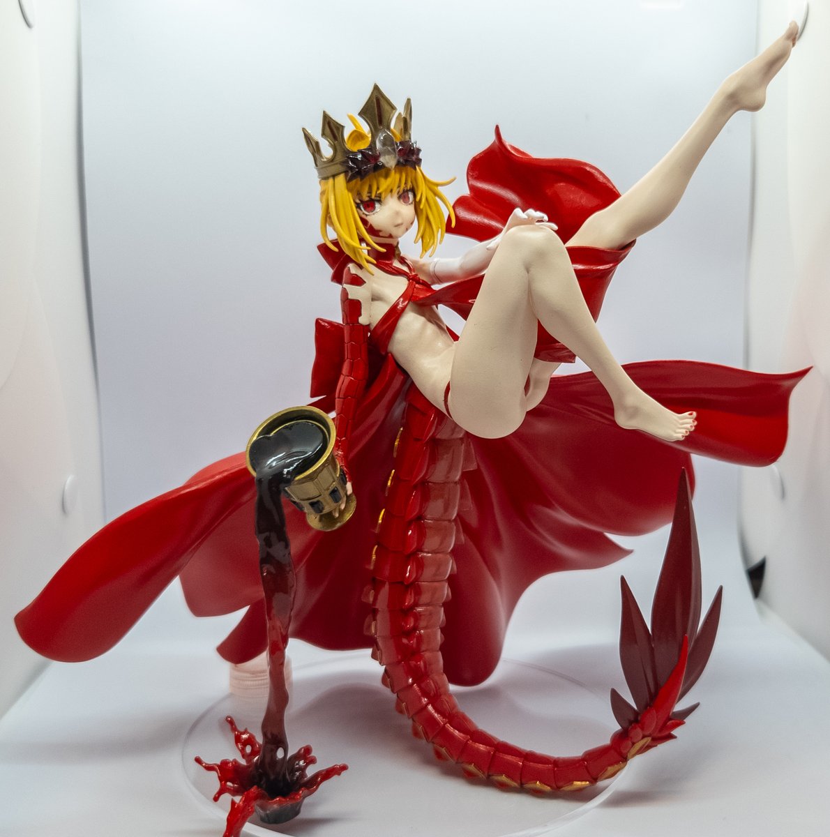 deile666's tweet photo. 簡易的なフォトブース買ったので再撮影

グリズリーパンダさん(@GRIZZRYPANDA)
FGO ドラコー

塗装は大半をファレホ＆筆で。アイペと透部分はタミヤのエナメル。

1枚目だけRAW撮影して、あとはスマホカメラ任せ撮影
#ガレージキット #FGO #ドラコー https://t.co/ApDuQWcB6n
