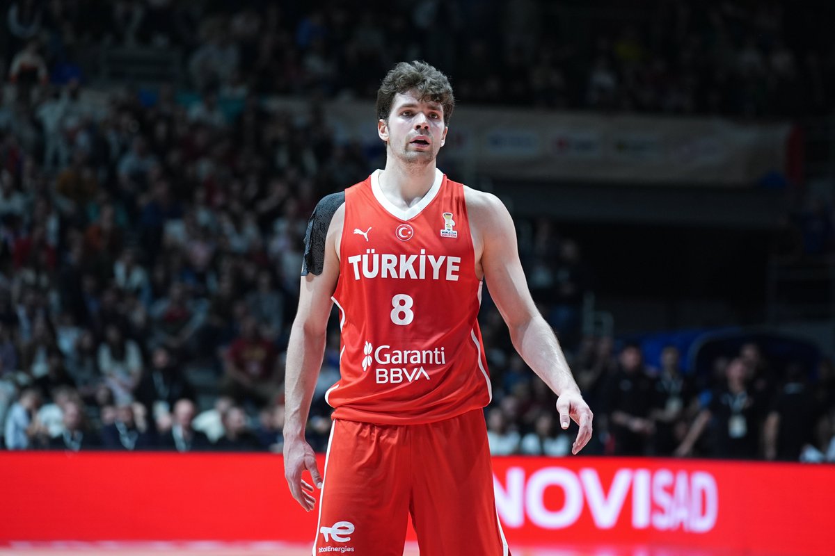 Tarık Biberovic: "Camiye giderken tespih çekiyoruz,  bazen unutuyorum parmaklarımla sayıyorum. Bir hadiste okudum, hepimiz öldükten sonra ağzımız kapalı olacak, konuşamayacağız ve bizim bedenimiz konuşacakmış. Ellerimize ne yaptın, ettin diye sorulacak, onlar konuşacakmış bizim