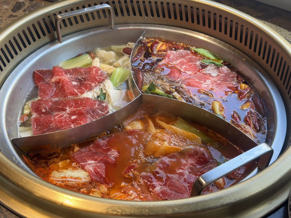 iamkimgosu's tweet photo. 따롱이 훠궈 콜키지 프리라고 내가 말했지 와인이랑 훠궈랑 잘어울려 나오늘 메기살 그리고 미역 일등 그리고 토마토탕이 더 끓일수록 진해서 계란넣고 면넣고 나폴리탄보다 맛있다 ㅠㅠㅠ 시간제한도 없고 진짜 짱 좋아 https://t.co/mJHgK1pEk5