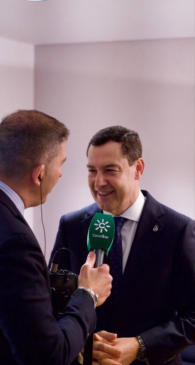 El Presidente de la Junta <a href="/JuanMa_Moreno/">Juanma Moreno</a> con <a href="/joselinde74/">José M. de la  Linde</a> en <a href="/elllamadorcsr/">elllamadorcsr</a> del pregón 📷 <a href="/Andrescoboscof/">Andres Cobos Rodríguez</a>