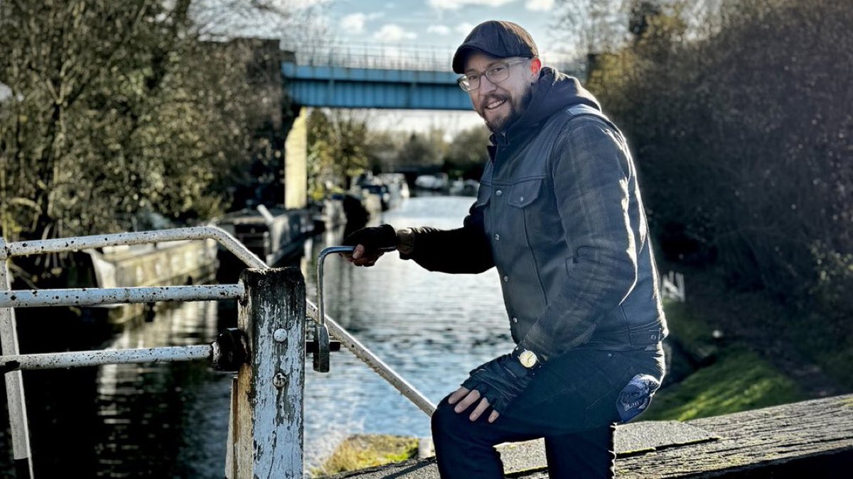 SaveRedlandLibr's tweet image. 11am to 1pm TODAY on #Yesterday

2 episodes from s6 of 📺 “Canal Boat Diaries” with #RobbieCumming, as he offers a personal take on life aboard his narrowboat home the Naughty Lass

Ep 9       Cowley to Hunton Bridge

Ep 10     Hunton Bridge to Aylesbury

#Canals #Narrowboats