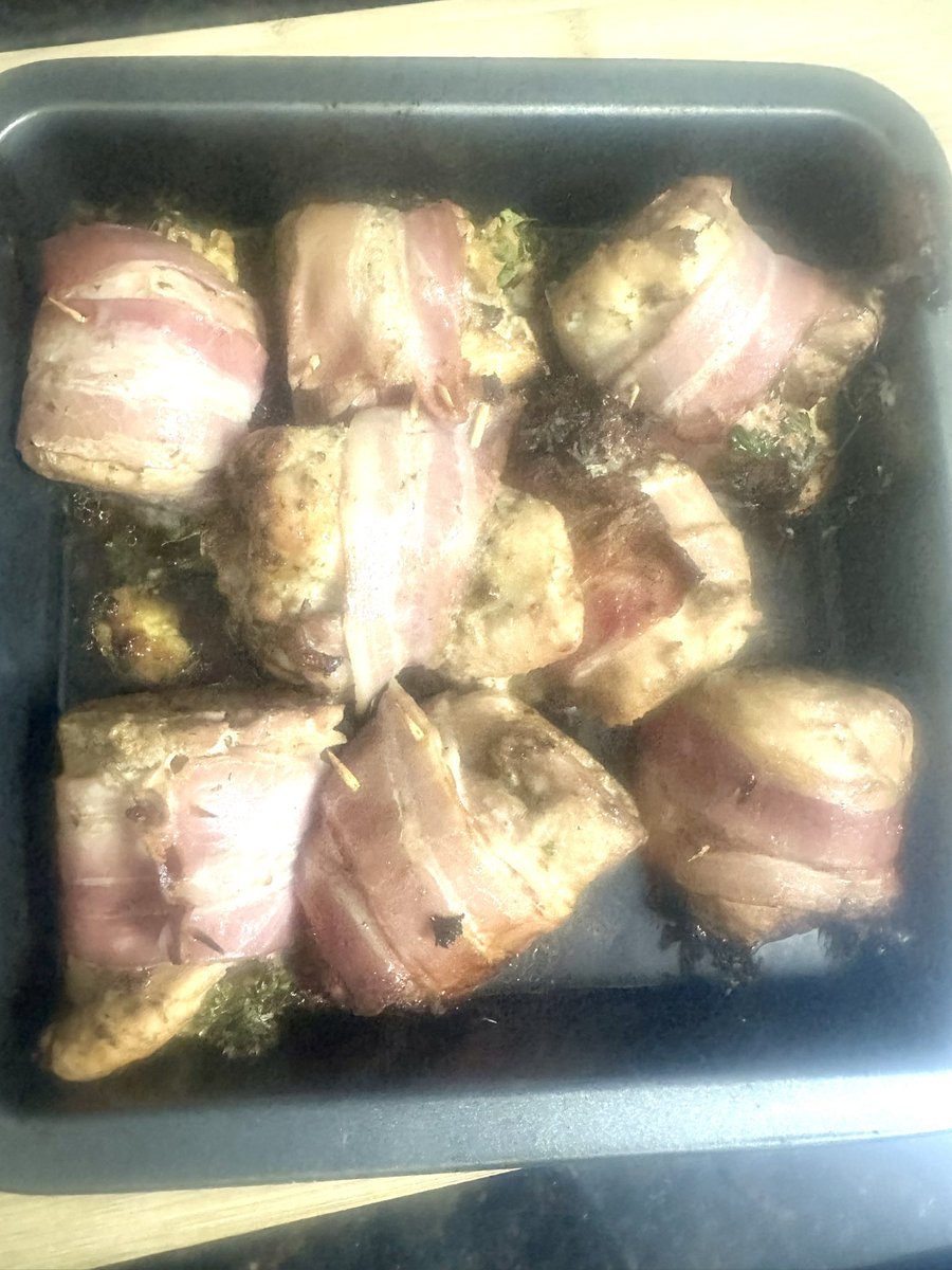 zennyelsie's tweet image. Chicken Mignon and baked potatoes for dinner tonight #homecooking  #dinnerideas #dinner