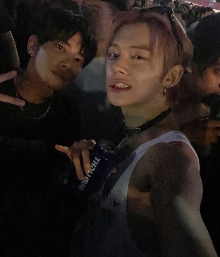 v ✌️ 𖣂 tweet media