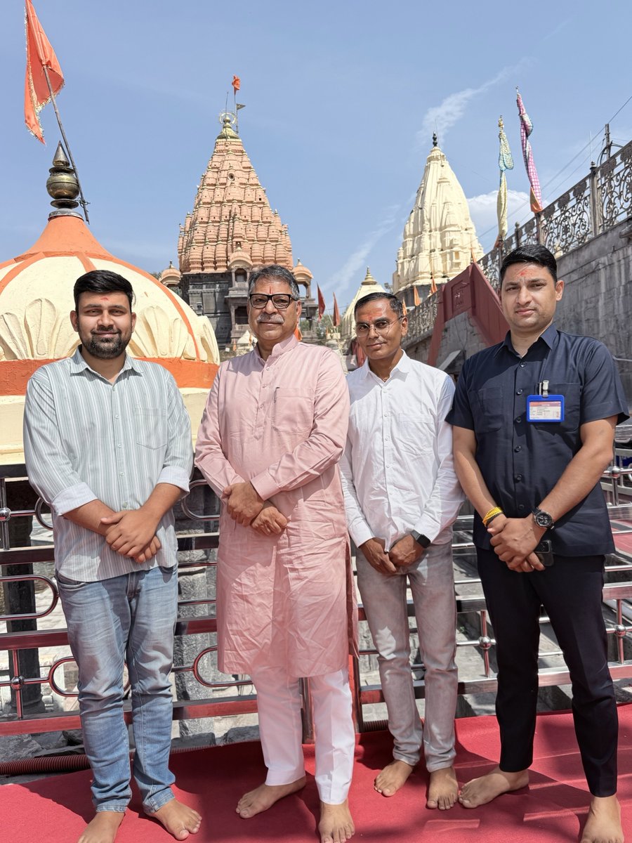 आज उज्जैन में श्री महाकालेश्वर मंदिर के दर्शन कर बाबा महाकाल से सुख–समृद्धि की कामना की।