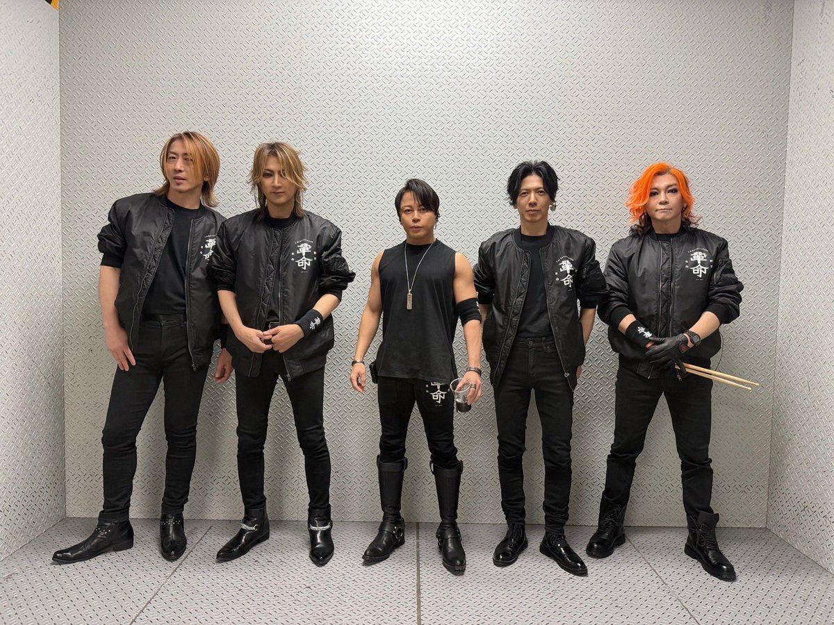 sunao_g0428's tweet photo. 全員揃ってちょっと面白い良い写真w
アクスタでもフィギュアでもないですよ♪
ツアーラストに西川くん交えてみんなで写真撮れて嬉しかった〜♪

5月13日（水）は、
T.M.Revolution
「令和8年度 新党革命 党大会 -開票-」
東京ガーデンシアター

楽しみですね〜！

@tmrlive https://t.co/NP9T5kbySp