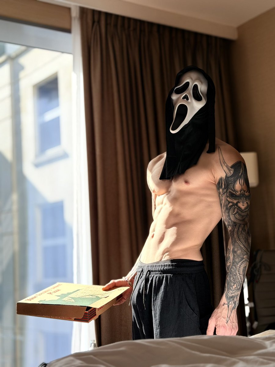 Sam_fresh_x's tweet photo. Ghost face special pizza delivery 👀 https://t.co/WGeMVZPhQN