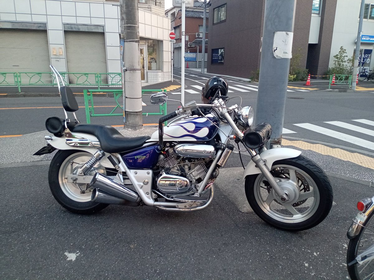 y34ad's tweet photo. 今のこの感じが凄く乗りやすい。
ハンドルもポジションがちょうどいいし、フラットステップが何よりも楽だね。
サドルバッグ付けて一度は諦めたツインのキャッツアイテールが付けられればとりあえず満足😁
#マグナ250 #アメリカンバイク https://t.co/g5bVN4gunH