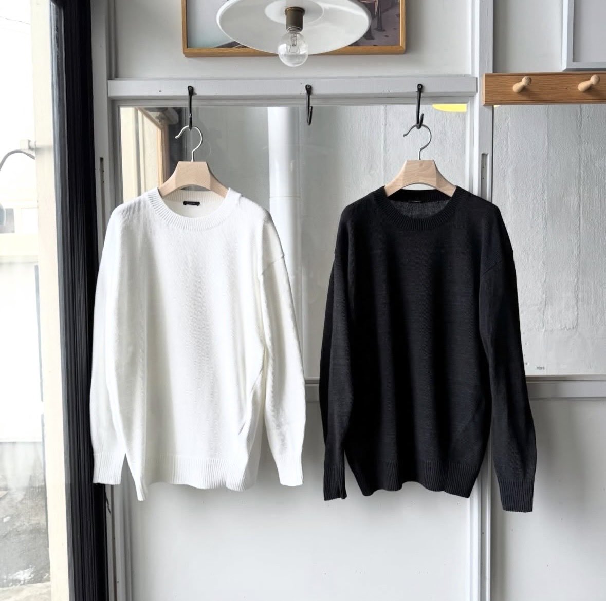 genjitsu_fuku's tweet image. COMOLIの8Gクルーネックニット。

サイズ感と合わせやすさがちょうどいい。
今から夏まで、結局これを選びそう。

５万円。

配当利回り4%で考えると
125万円を運用すれば年間で回収できる計算。

こうやって、
納得して買うようにしている。

#COMOLI
#資産形成
#配当金
#リアルクローズ
#好きと現実