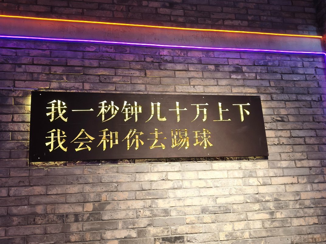 BontyS's tweet photo. 今天他蹲下来帮我系松掉的鞋带，抬头笑的时候阳光刚好落在他发梢，突然觉得平凡日子里的小温柔，比所有情话都戳人～ https://t.co/PMdIs7a2Kv