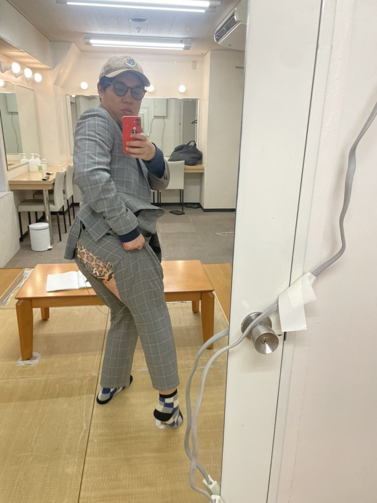 衣装破けて後半この状態で漫才してた、ほんまに自分がツッコミじゃなくてよかった