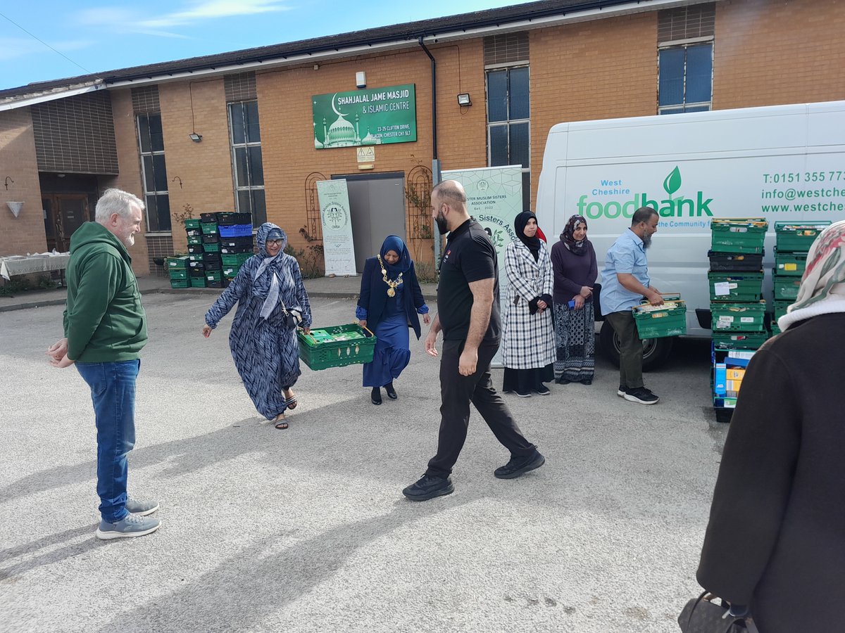 MayorChester's tweet image. This week I was delighted to help with the CMSA Foodbank Collection. Volunteers who dedicate their time to helping the vulnerable are part of what makes Chester great.

It was incredibly rewarding to spend time helping out where I could.

#Chester #CMSA #Foodbank #Volunteering