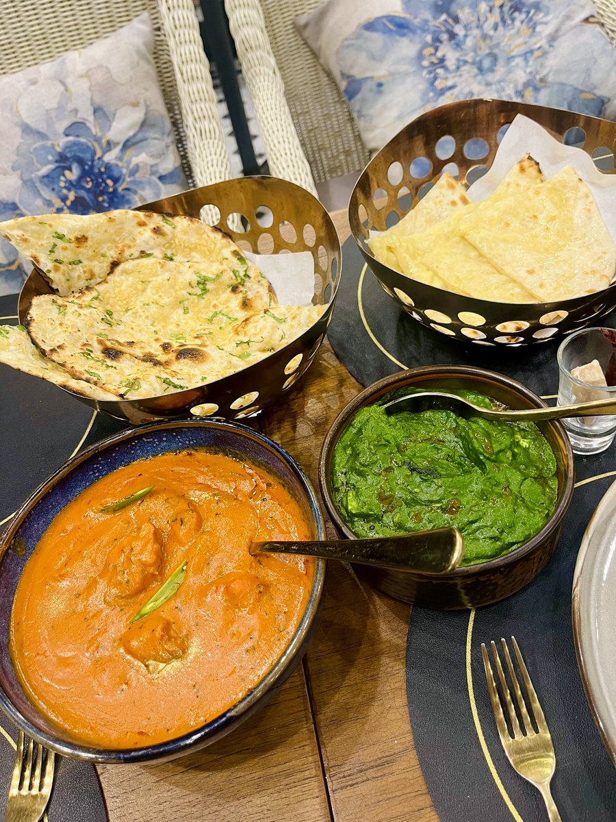 インドカレーが食べたくなって「CHANDNI CHOWK」へ👳🏾‍♂️
ここのバターチキンカレーとチーズナンの組み合わせが最高なの🥳
いっつも金粉ふってある！
ちょうど1周年らしく25%OFFだった！
明日の3/23までらしい〜