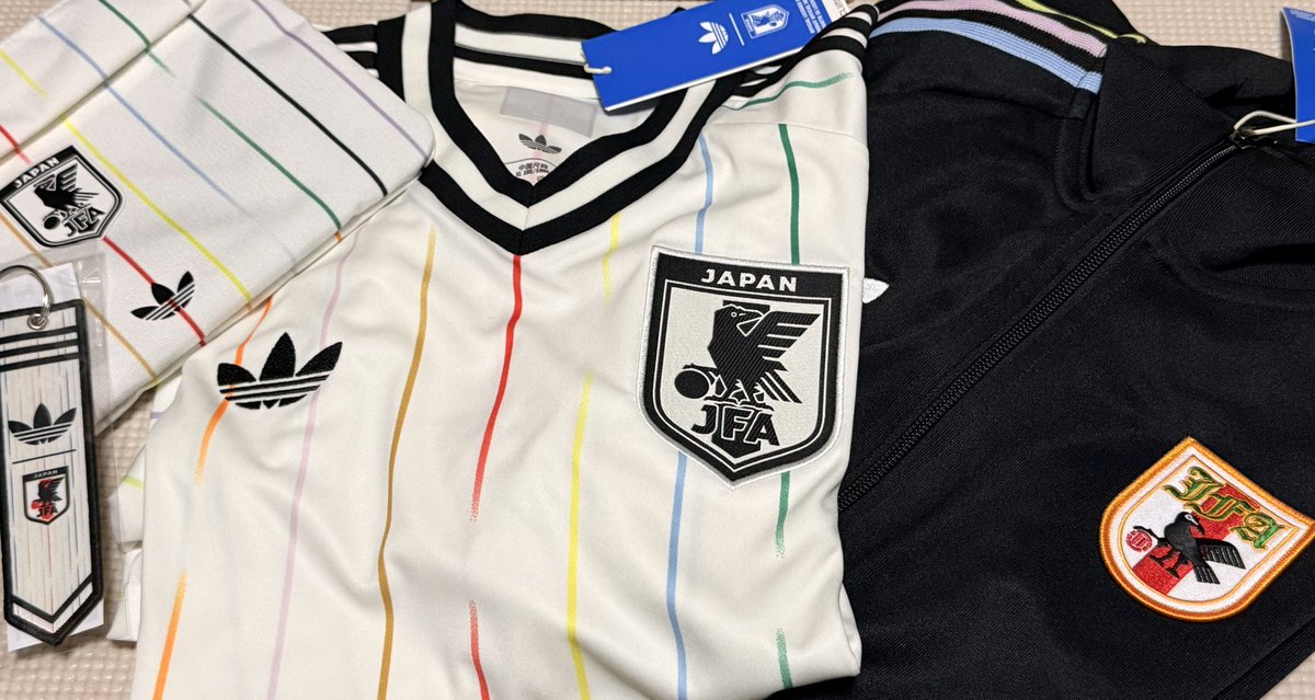 今回のはデザインがかなり良かったので
色々購入しました
ユニフォームサイズは
学生の時Lだったんだけど
今は2XLですよw
全力で走ったらアキレス腱切りそうw

何気にサコッシュが1番のお気に入り☆