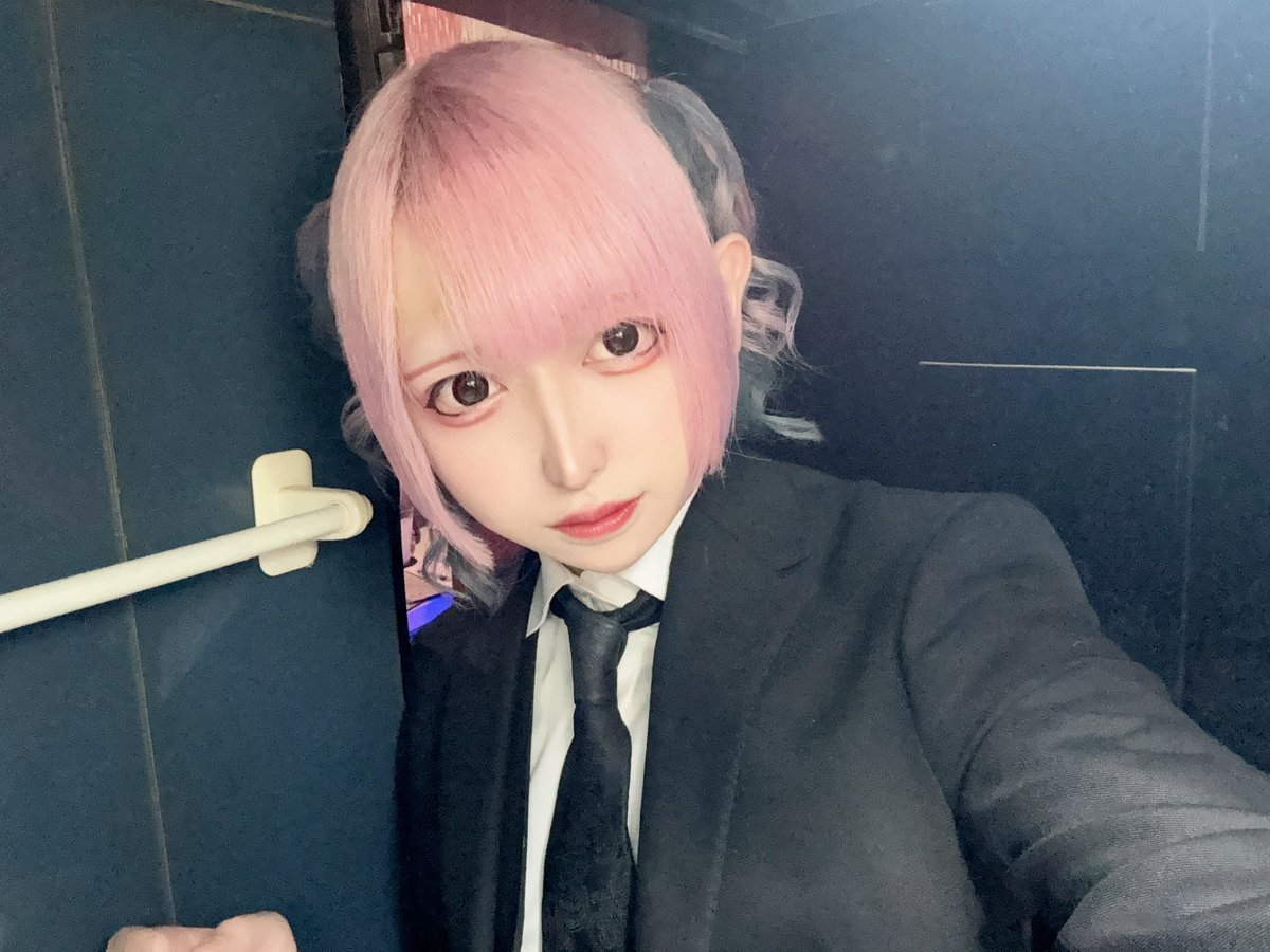 ずーっと昔から派手髪なんだけど、今自分の中でピンクブーム来ててピンク髪😸
すぐ色落ちて金髪戻るから次何色にするか、2ヶ月に一回髪色変わってる︎👍🏻 ̖́-
