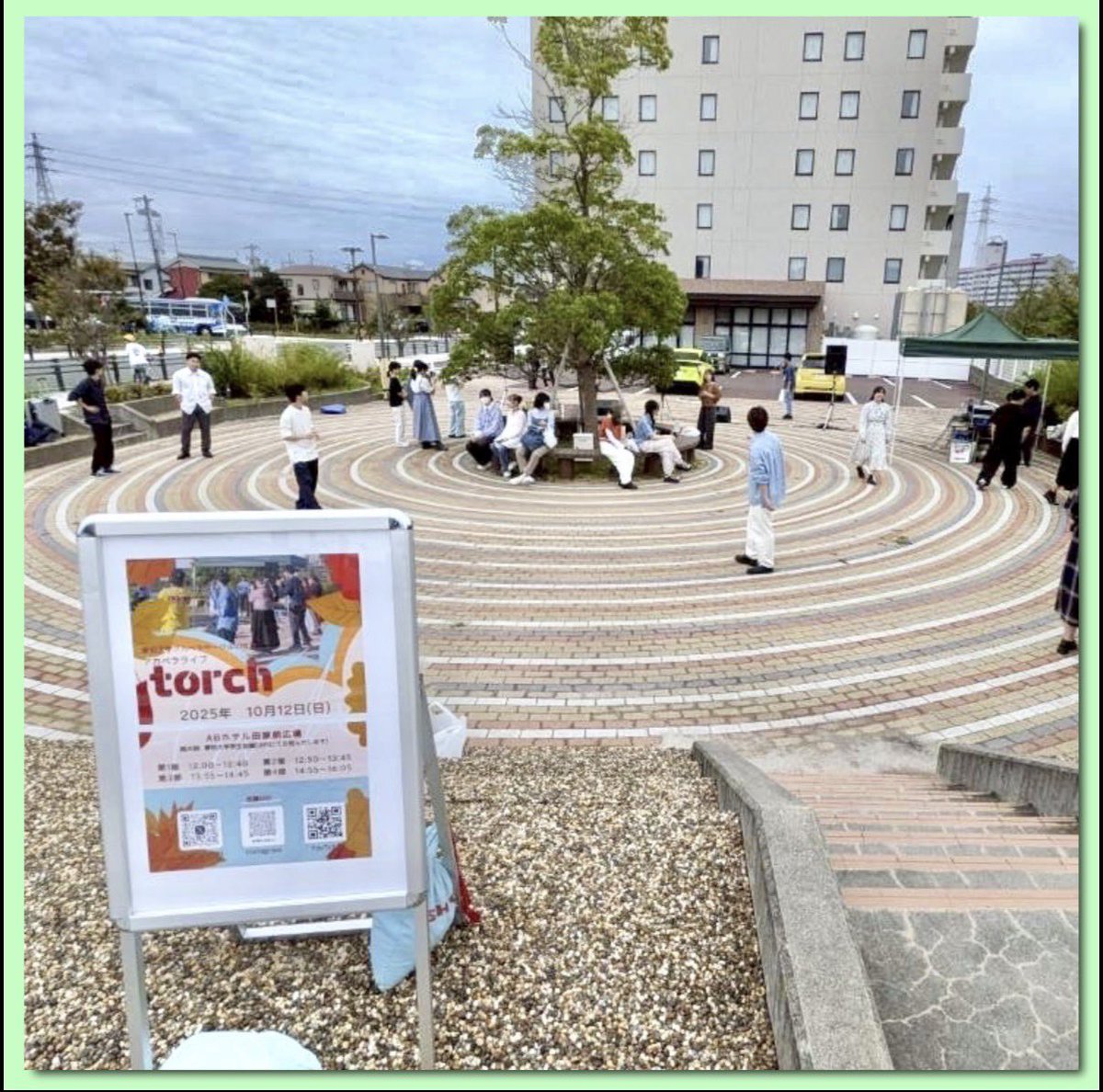 vmc2_aichi_u's tweet photo. 愛知大学アカペラサークルVMC2は、秋ごろにABホテル田原前広場にてライブを開催しています🍂

田原ライブは、1年生がバンドの一員として、初めてアカペラを披露する機会でもあります。直接お客さんにアカペラの魅力を伝えることができる大切なイベントです！

#春から愛大
#アカペラ　#愛知大学 https://t.co/M98Lbw8J2K