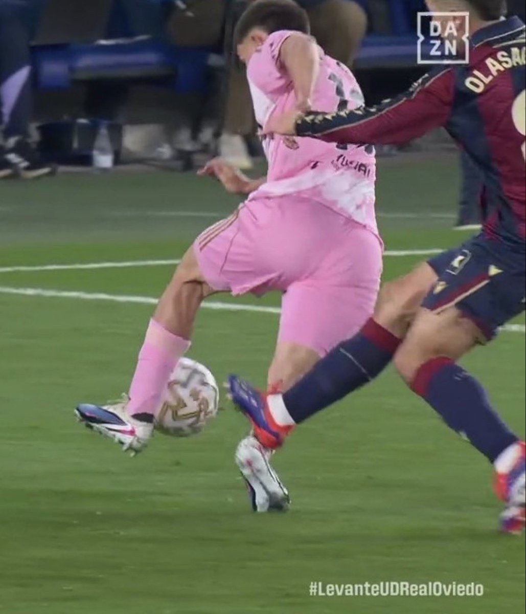 Jornada 19: Valentín clava tacos en el gemelo al rival. Llamada de VAR ➡️ Roja

Jornada 29: Olasagasti clava tacos en el gemelo a Thiago. No hay llamada de VAR….

Criterio arbitral? Tocar los huevos…

Bajaremos por malos, pero más malos son los que teniendo VAR se equivocan…