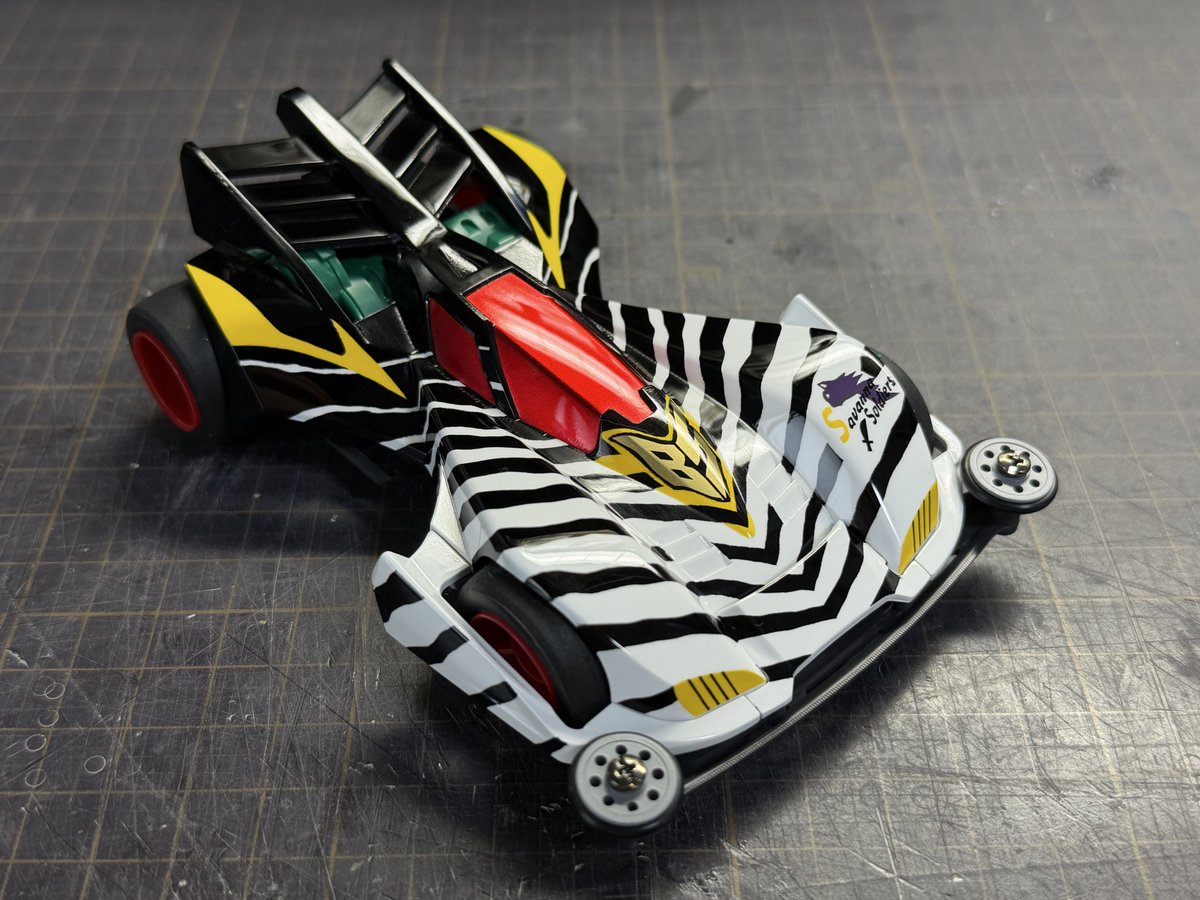 mini4wd_Q's tweet image. アニメ版 ビークスパイダーゼブラ 完成しました！
WGP編第43話に登場したカラーリングに仕上げました。
ローラーは前期タイプの形状×グレーという珍しい組み合わせだったので、そこも塗装で再現しています。
#mini4wd #ミニ四駆 #ビークスパイダーゼブラ