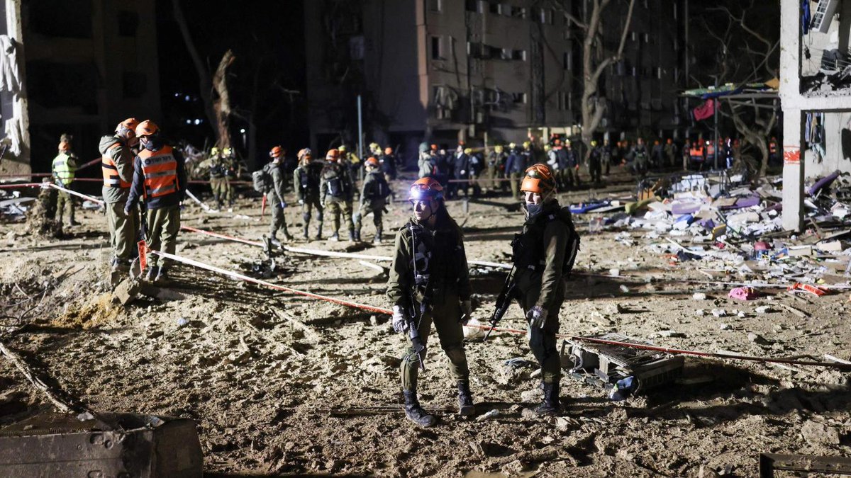 Israël vol in vuurlinie: luchtafweer blijkt toch niet waterdicht, voltreffers in zuiden en clusterbommen in centrum telegraaf.nl/buitenland/isr…