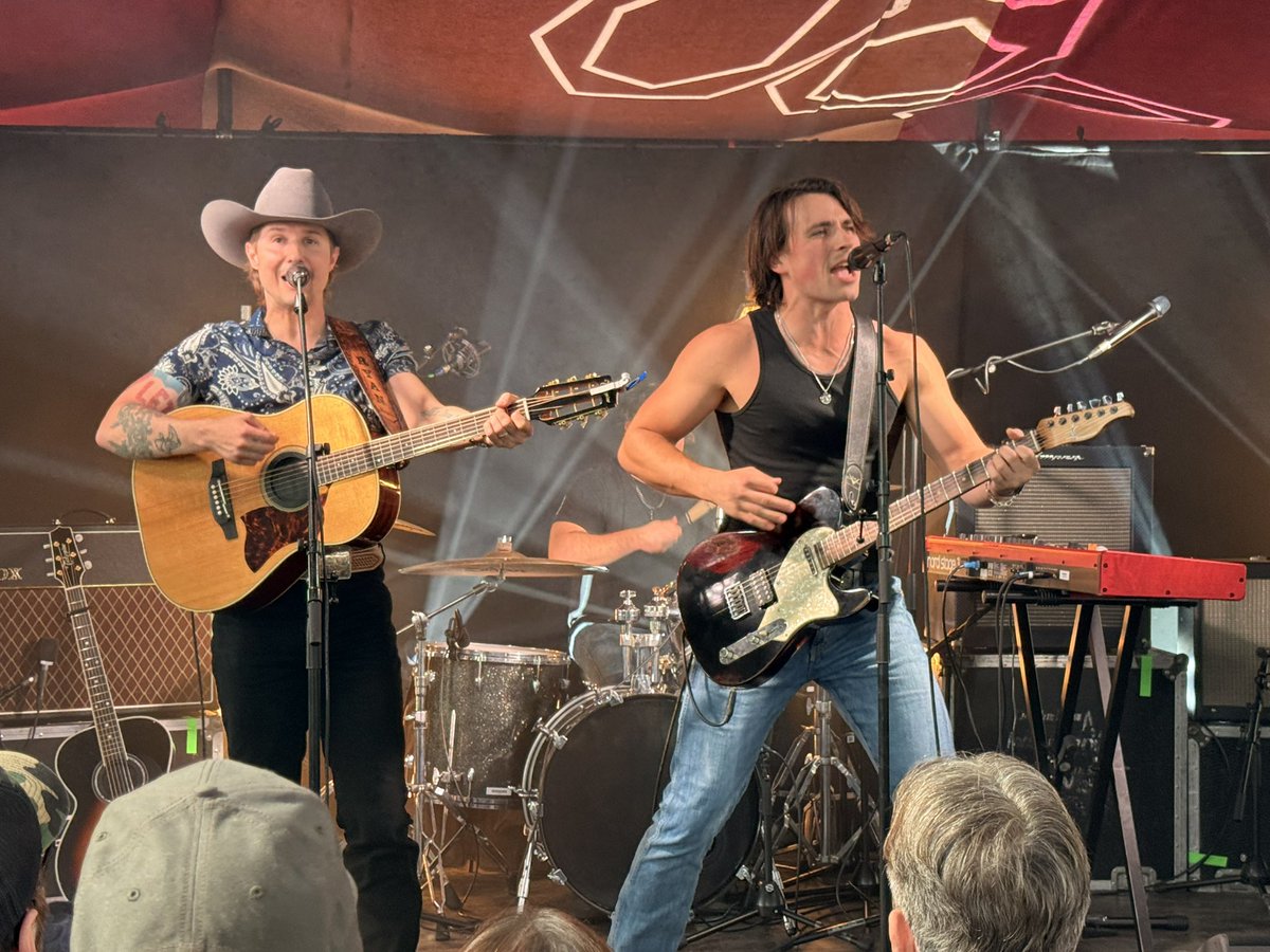 EF Country tweet media