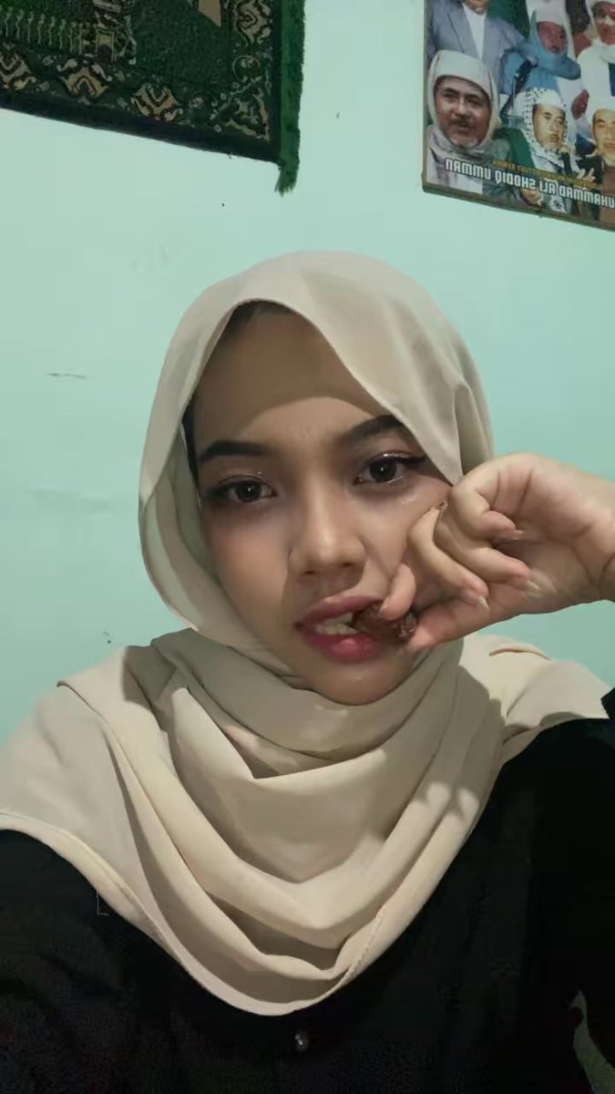 aicibung's tweet photo. lebaran, still not happy huft https://t.co/rWjTcrkvPN