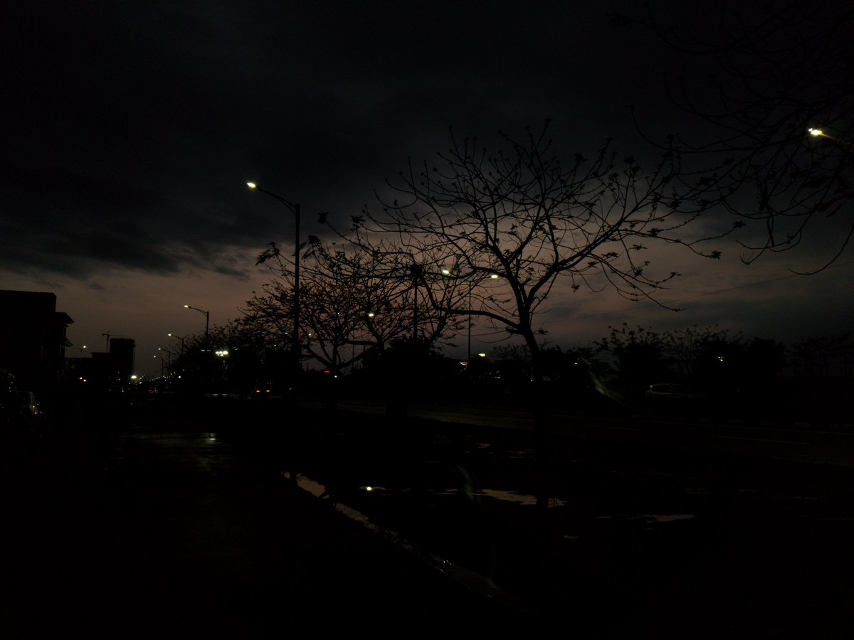 A few days ago, on a quiet rainy evening… something about it still lingers.😌😌