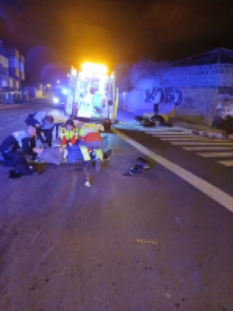 PoliciaTelde's tweet photo. 📢 Telde | Accidente de tráfico

🕔 05:00 h
📍 Cruce entre Callejón del Castillo

Colisión entre un turismo y una motocicleta.

👮‍♂️ Nuestros compañeros colaboraron con el personal del SUC en la atención a un varón lesionado.

🚑 El SUC trasladó al afectado al Hospital Insular. https://t.co/DVMw8Jodm2