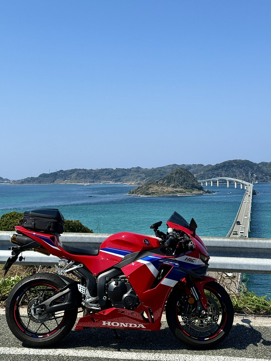 11Inugon's tweet photo. 3連休の中日は、雲一つない晴天だったので久しぶりに角島大橋に行ってきました。
やっぱりここの海は凄く綺麗😍
 #CBR600RR 
 #リターンライダー 
 #ボッチツーリング 
 #角島大橋 https://t.co/aaOW8FAh60