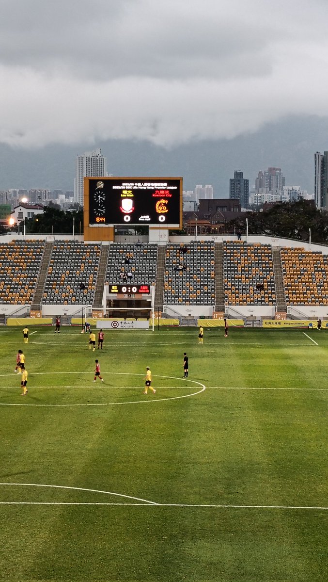 PuckJansen1954's tweet photo. Na de wedstrijd in Macau gelijk de Ferry naar Hong Kong gepakt naar het Mong Kok stadion. Eindelijk weer eens een hardcopy ticket bij #LeeManFC - #KowloonCity 0-0. De eigenaar van LeeManFC heet toevallig Lee Man en heeft voor 1 miljoen HKD een licentie gekocht 😁....... https://t.co/dJg9mPOnvU