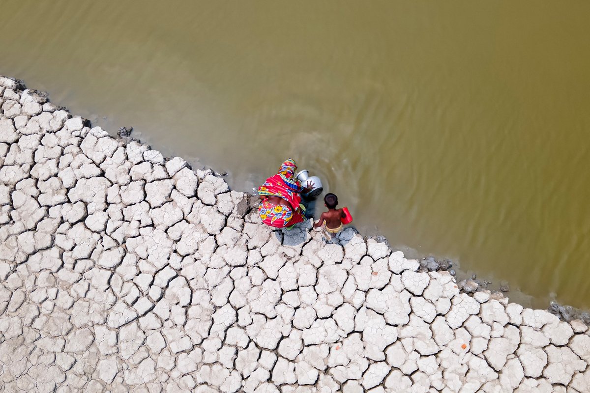 FundacionAquae's tweet photo. La imagen ganadora de #PhotoAquae2026 refleja el desafío de acceder a los recursos hídricos en muchas partes del mundo. 

Se tomó en la región de Khulna (Bangladesh), donde las fuentes tradicionales se han salinizado y han quedado inservibles, explica el autor. https://t.co/4JaPkJ1neC