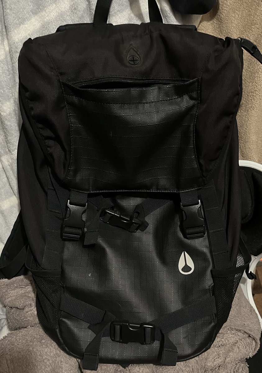 現状はニクソンのランドロック3っていうリュックサック(30L)に、プチプチ袋で包んだお面と衣装(上着のみ)を突っ込んで持ち運んでます
ギッチギチだし、2着以上は持ち運べないので代替手段を求めてる感じですね……