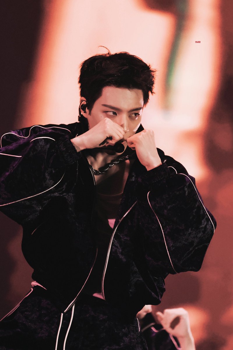 𝐬𝐢𝐥𝐯𝐞𝐫 𝐥𝐢𝐧𝐢𝐧𝐠. tweet media