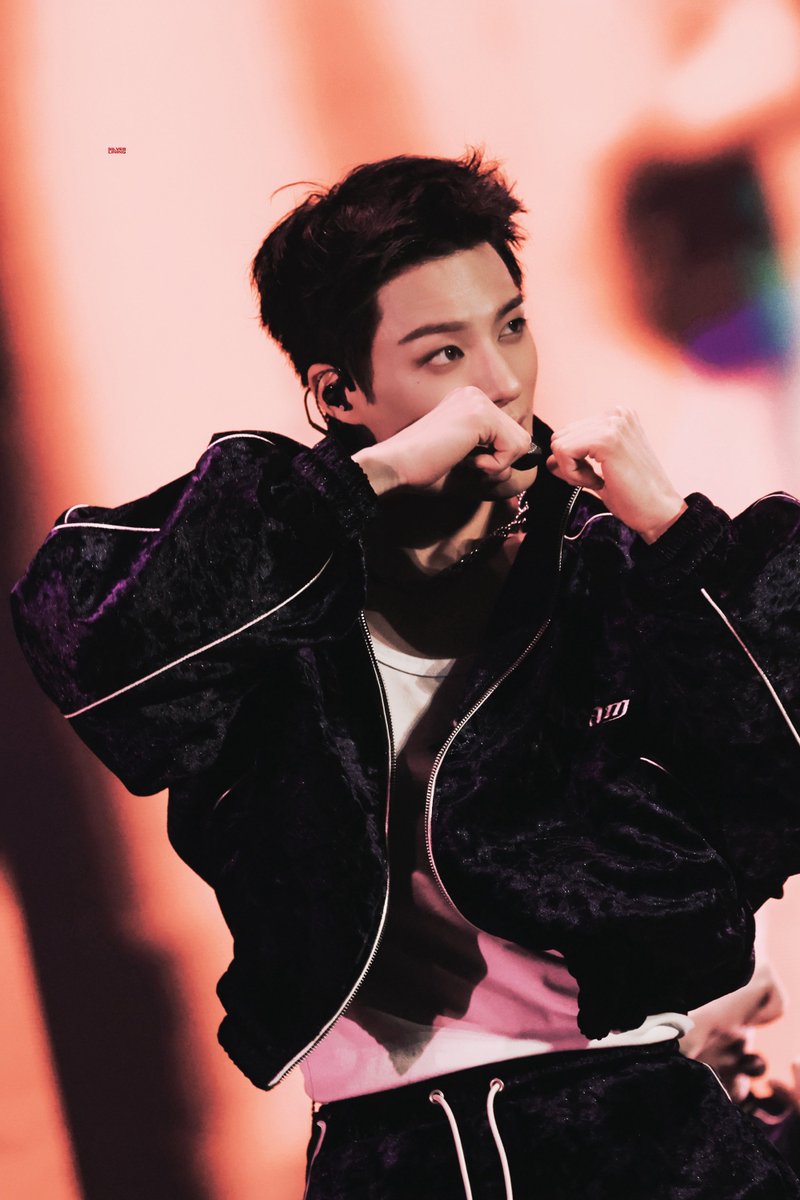 𝐬𝐢𝐥𝐯𝐞𝐫 𝐥𝐢𝐧𝐢𝐧𝐠. tweet media