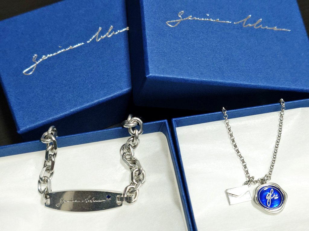 天ちゃんのアクセサリーブランド、genuine blueのネックレスと