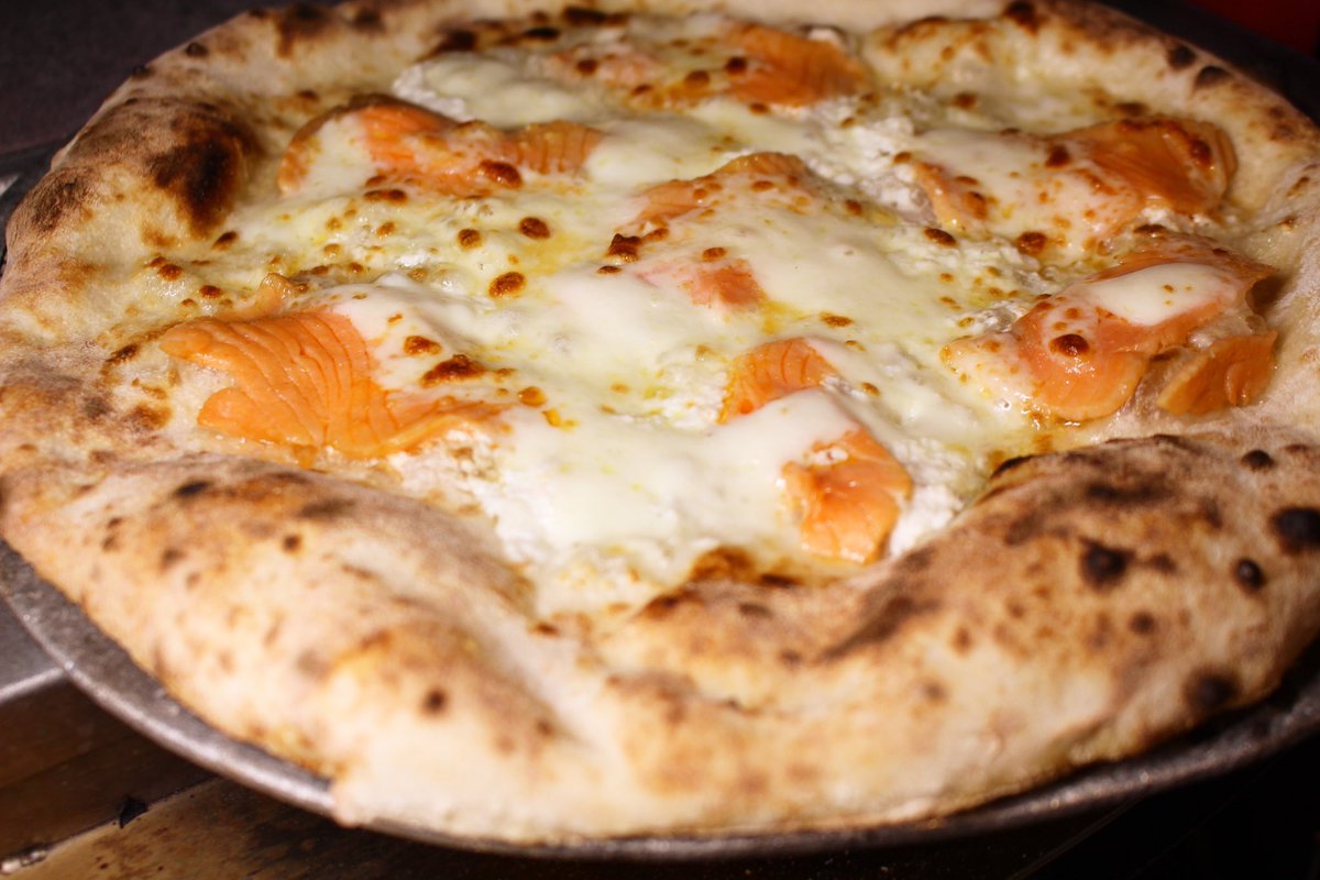 PizzaBarNAPOLI's tweet photo. 今夜も23時まで営業中🤵‍♂️

サーモンのピッツァはいかがですか？🐟🍕

営業時間 18:00-23:00

Tel.0172403393
　　　  
定休日　水曜日

※生地が無くなり次第閉店致します。

#ピッツァバーナポリ #pizza #青森 #弘前 #鍛冶町 #学割 #ピッツァ #ナポリ #napoli 
#テイクアウト #デリバリー #ubereats https://t.co/INdyPfkpfz