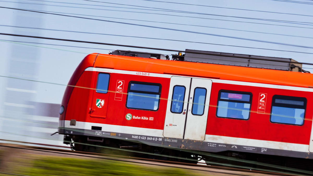 welt's tweet photo. Unbekannte legen Betonplatten auf Schienen – Regionalzug kann nicht mehr bremsen https://t.co/2sx2N9cK1a https://t.co/6PJSm4GwY3