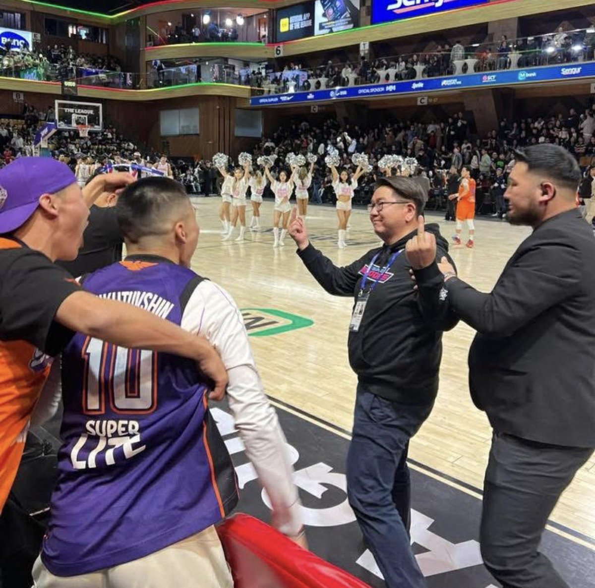 Тайвнаа tweet media