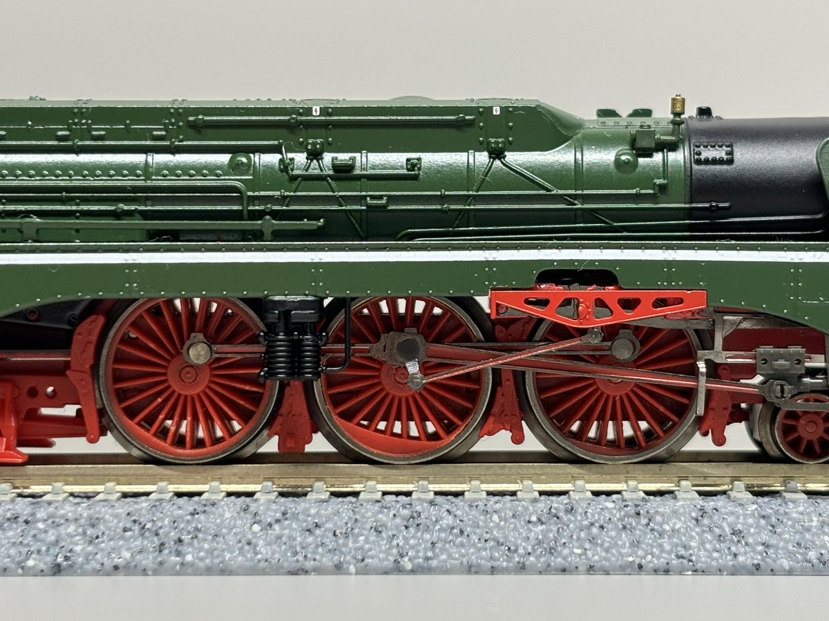 DR_InterEX's tweet photo. ARNOLDのBR02 0201-0/BR18 201はエンジンドライブですが、集電機構などはテンダーに集約されていることもあり、向こう側が透ける構造になっています。

大きな動輪と、抜けたスポークが美しいです。 https://t.co/JeESuCnHkb