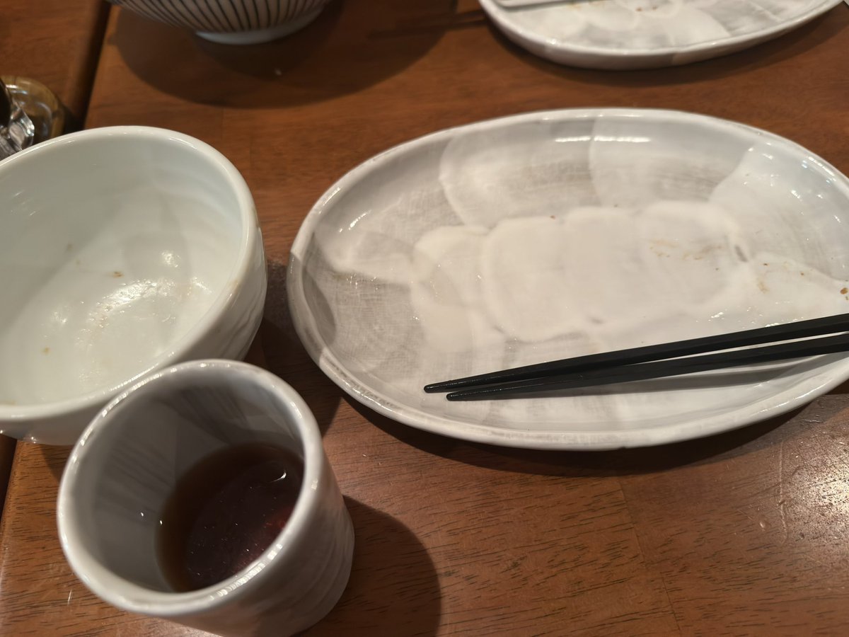 新潟帰りの郷原メンバーと簡単な打ち合わせのつもりが、試しに入った餃子屋さんが美味しすぎてそれどころではなくなってしまいました。が、実はゾロメラボの次のプロジェクトは皆さんの気づかないところですでに始まっています。
一つの作品をつくるのとは、また違った形の新しい実験です。(し)
