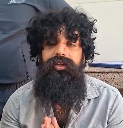 मथुरा में सड़क हादसे में फरसा वाले बाबा की मौत के बाद जमकर उपद्रव मचाया गया। कई सरकारी और पुलिस की गाड़ियों के साथ तोड़ फोड़ की गई। 

उपद्रव फैलाने के मामले में पुलिस ने आतंकवादी दक्ष चौधरी को गिरफ्तार कर लिया है। पुलिस को उपद्रव स्थल पर ७ गोली के खोखे मिले हैं। 

आदित्यनाथ की