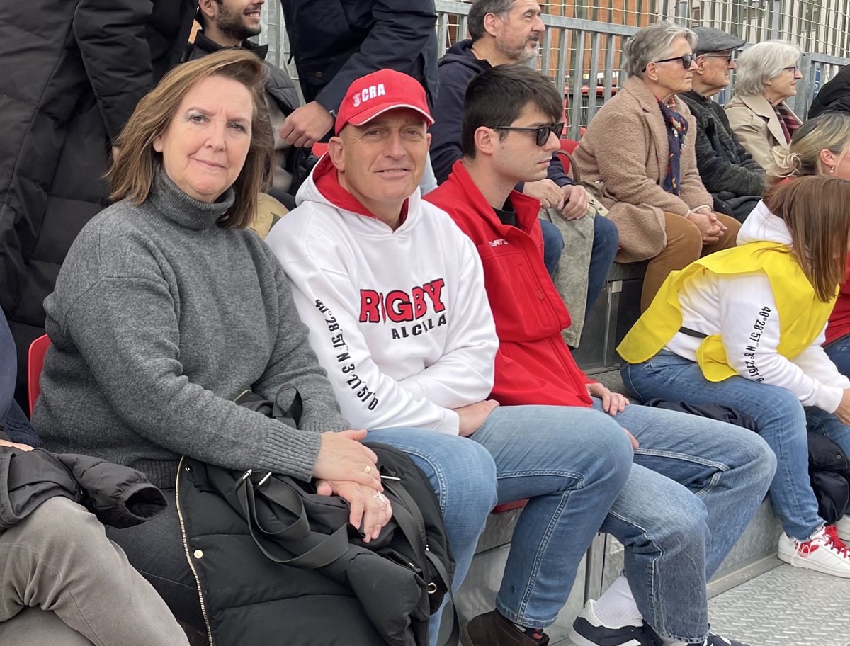 AytoAlcalaH's tweet photo. DEPORTE |
🏉 Con gran afluencia de aficionados en las gradas, emocionante partido el vivido este sábado en la ‘Jornada 3 de la Liga de Ascenso a Élite DHB’, en el encuentro disputado en el ‘Municipal Luisón Abad’ de Alcalá de Henares entre el Club Rugby Alcalá (@clubrugbyalcala) y el CAU Valencia (@CaurugbyVLC).

👥 La concejala de Deportes, Lola López (@LolaLoBautista), y el concejal de Fiestas y Tradiciones Populares, Antonio Saldaña (@AntonioSalda92), acompañaron al equipo alcalaíno en un partido que se saldó con una importante victoria para el ‘Club Rugby Alcalá’ (30-25) y demostrando un gran nivel competitivo.

🤝 En la previa del encuentro, tuvo lugar el acto de oficialización de colaboración entre la ‘Asociación de Comercios del Distrito IV - ACOEN’ y el ‘Club de Rugby Alcalá’. Enhorabuena a ambos por la iniciativa.

#AlcaláDeHenares #Rugby