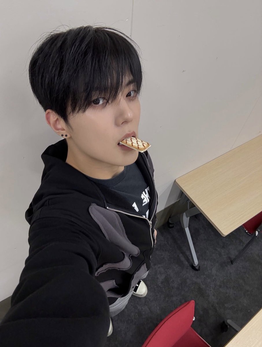 빠직이 tweet media