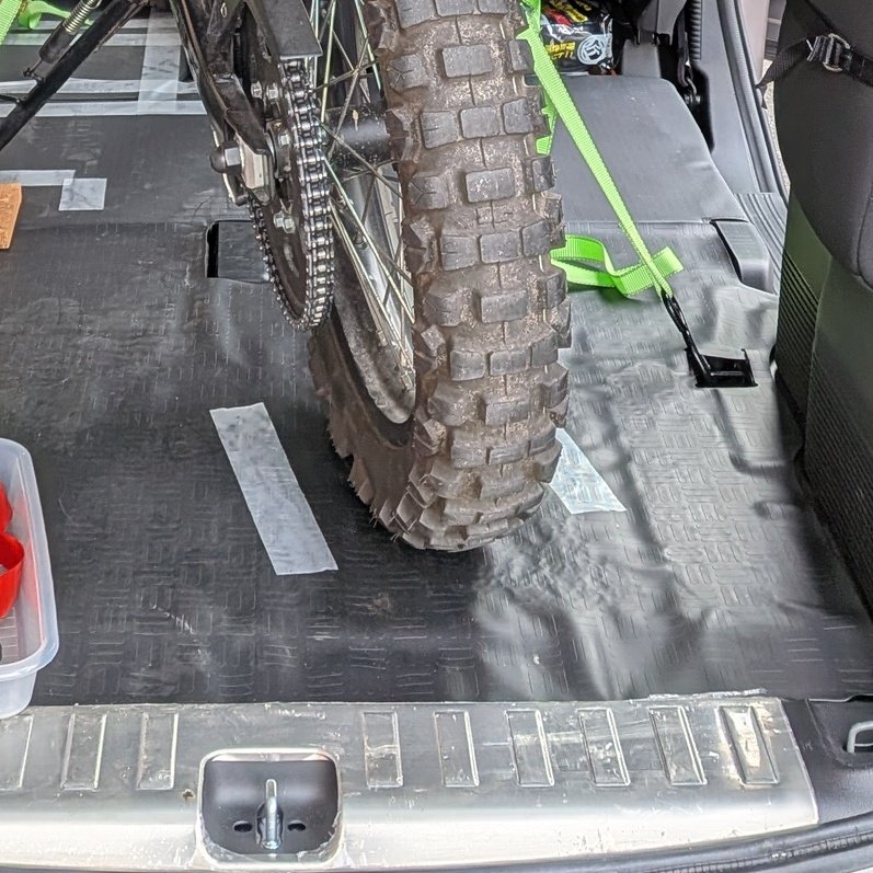 来週のラリーに向けて積載確認しました。Nバン後部のフロアベースはスチロールっぽいので若干沈む感じが…フロアボード買おう…