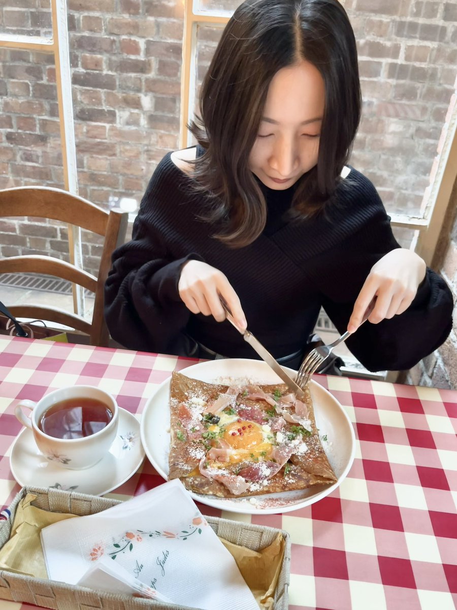 Hikaru_0702_'s tweet photo. ガレットってどう食べ進めるのが正解ですか？💭 https://t.co/R7uOwGtPpV