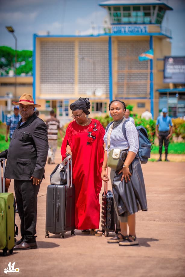 Packer_Basingo1's tweet photo. 🚨 #RDC : À Mbandaka, Joëlle Mbamba Kona lance une offensive contre les VBG et place le numéro 122 au cœur

𝗠𝗯𝗮𝗻𝗱𝗮𝗸𝗮 – 𝗟𝗮 𝘃𝗶𝗰𝗲-𝗽𝗿𝗲́𝘀𝗶𝗱𝗲𝗻𝘁𝗲 𝗱𝗲 𝗹𝗮 𝗖𝗼𝗺𝗺𝗶𝘀𝘀𝗶𝗼𝗻 𝗡𝗮𝘁𝗶𝗼𝗻𝗮𝗹𝗲 𝗱𝗲𝘀 𝗗𝗿𝗼𝗶𝘁𝘀 𝗱𝗲 𝗹’𝗛𝗼𝗺𝗺𝗲 (𝗖𝗡𝗗𝗛), 𝗝𝗼𝗲̈𝗹𝗹𝗲 𝗠𝗯𝗮𝗺𝗯𝗮 𝗞𝗼𝗻𝗮, 𝗲𝘀𝘁 𝗮𝗿𝗿𝗶𝘃𝗲́𝗲 𝗱𝗮𝗻𝘀 𝗹𝗮 𝘃𝗶𝗹𝗹𝗲 𝗱𝗲 𝗠𝗯𝗮𝗻𝗱𝗮𝗸𝗮, 𝗽𝗿𝗼𝘃𝗶𝗻𝗰𝗲 𝗱𝗲 𝗹’𝗘́𝗾𝘂𝗮𝘁𝗲𝘂𝗿, 𝗱𝗮𝗻𝘀 𝗹𝗲 𝗰𝗮𝗱𝗿𝗲 𝗱’𝘂𝗻𝗲 𝗺𝗶𝘀𝘀𝗶𝗼𝗻 𝗼𝗳𝗳𝗶𝗰𝗶𝗲𝗹𝗹𝗲 𝗮𝘅𝗲́𝗲 𝘀𝘂𝗿 𝗹𝗮 𝗹𝘂𝘁𝘁𝗲 𝗰𝗼𝗻𝘁𝗿𝗲 𝗹𝗲𝘀 𝘃𝗶𝗼𝗹𝗲𝗻𝗰𝗲𝘀 𝗯𝗮𝘀𝗲́𝗲𝘀 𝘀𝘂𝗿 𝗹𝗲 𝗴𝗲𝗻𝗿𝗲 (𝗩𝗕𝗚).

À travers une publication sur son compte X, elle a annoncé le lancement d’une campagne pilote visant à renforcer la dénonciation et la prise en charge des victimes.

Au cœur de cette initiative figure la promotion du numéro vert 122, présenté comme un outil clé pour encourager les victimes à briser le silence.

« 𝙉𝙤𝙪𝙨 𝙥𝙡𝙖𝙘̧𝙤𝙣𝙨 𝙡𝙚 𝙣𝙪𝙢𝙚́𝙧𝙤 𝙫𝙚𝙧𝙩 𝟣𝟤𝟤 𝙖𝙪 𝙘𝙚𝙣𝙩𝙧𝙚 𝙙𝙚 𝙣𝙤𝙩𝙧𝙚 𝙨𝙩𝙧𝙖𝙩𝙚́𝙜𝙞𝙚 : 𝙘’𝙚𝙨𝙩 𝙡’𝙤𝙪𝙩𝙞𝙡 𝙥𝙞𝙫𝙤𝙩 𝙦𝙪𝙞 𝙧𝙚𝙙𝙤𝙣𝙣𝙚 𝙪𝙣𝙚 𝙫𝙤𝙞𝙭 𝙖𝙪𝙭 𝙨𝙖𝙣𝙨-𝙫𝙤𝙞𝙭 𝙚𝙩 𝙗𝙧𝙞𝙨𝙚 𝙡𝙚 𝙘𝙮𝙘𝙡𝙚 𝙙𝙚 𝙡’𝙞𝙢𝙥𝙪𝙣𝙞𝙩𝙚́ », 𝙖-𝙩-𝙚𝙡𝙡𝙚 𝙙𝙚́𝙘𝙡𝙖𝙧𝙚́.

Cette mission s’inscrit dans une dynamique de renforcement des mécanismes de protection des droits humains, dans une province confrontée à de nombreux défis en matière de prise en charge des victimes.

📞 Rédaction : +243829336951
📺 Pour plus d’informations, suivez-nous sur @243DIRECTNEWS 

@joelle_mbamba @SamuelMbembaK